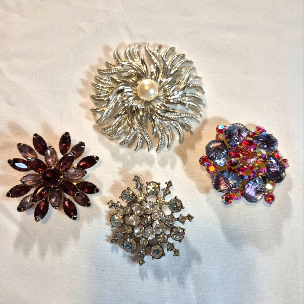 Multicolored Brooch Lot